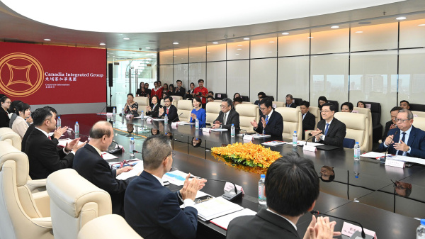 7月30日，香港代表团到访柬埔寨加华集团。（香港政府新闻处）