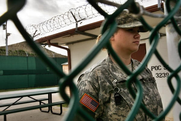 一名美国士兵守卫着古巴关塔那摩湾海军基地美军监狱大院