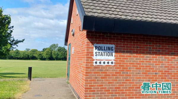 英国7月4日举行大选。图为英国中部一个投票站。（看中国摄影）