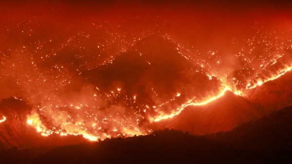 加州野火肆虐3萬人緊急撤離預計高溫加劇(圖)