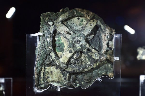 2014年9月14日，在雅典考古博物馆拍摄的一张照片显示了所谓的安提基西拉机械装置的一部分，这是一台公元前2世纪的装置，被称为世界上最古老的计算机