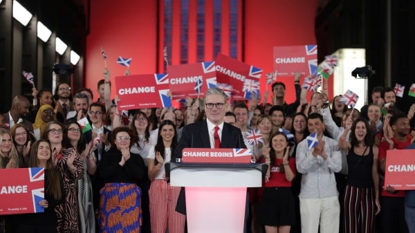 保守党惨败工党领袖斯塔默出任英国首相(图视频)