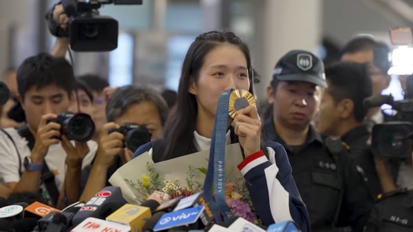 劍擊運動員江旻憓在巴黎奧運會上獲得一枚金牌。圖為江旻憓返港時，在機場見記者。（港協暨奧委會視頻截圖）